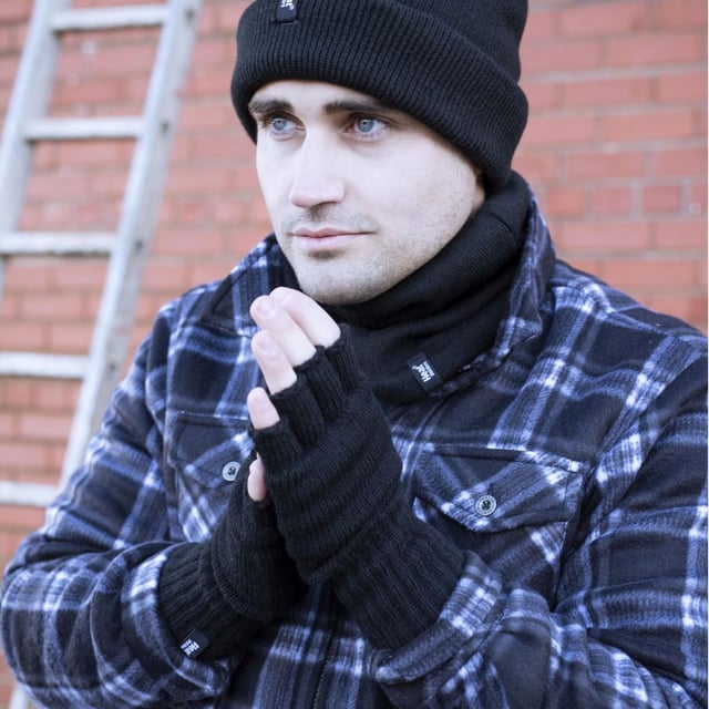 Guantes sin dedos Heat Holders para hombre: Disfruta de una comodidad superior y un estilo inigualable con los guantes sin dedos para hombre Heat Holders. Creados con un diseño adaptable, estos versátiles guantes combinan a la perfección tanto con ropa informal como formal, lo que los convierte en un complemento excepcional para su armario de invierno. Con nuestros guantes, experimentará una calidez y comodidad inigualables, esenciales para todo hombre. Confeccionados para hombre, estos guantes térmicos sin dedos Winter Warm 2.3 TOG con forro polar aislante combinan estilo y funcionalidad, convirtiéndolos en un accesorio de invierno elegante y práctico a la vez. El hilo térmico especializado y la innovadora tecnología de punto crean un pelo acolchado extra largo que retiene más aire caliente, reforzando así el grado TOG de los guantes. De este modo, los guantes mantienen las manos calientes incluso con el frío más intenso. Un forro polar suave y confortable garantiza una agradable experiencia de uso durante largos periodos de tiempo. Los guantes sin dedos Heat Holders para hombre están disponibles en una amplia gama de colores, desde los clásicos atemporales negro y gris hasta tonos vibrantes como el verde caqui y el azul marino. Estos elegantes Guantes sin Dedos no se limitan a la gama de colores, ya que están disponibles en una única talla. Detalles esenciales del producto: - Diseño elegante y estilizado - Material de forro polar térmico de alta calidad - Clasificación 2,3 TOG - Innovador diseño sin dedos - Ideales tanto para actividades informales como cotidianas