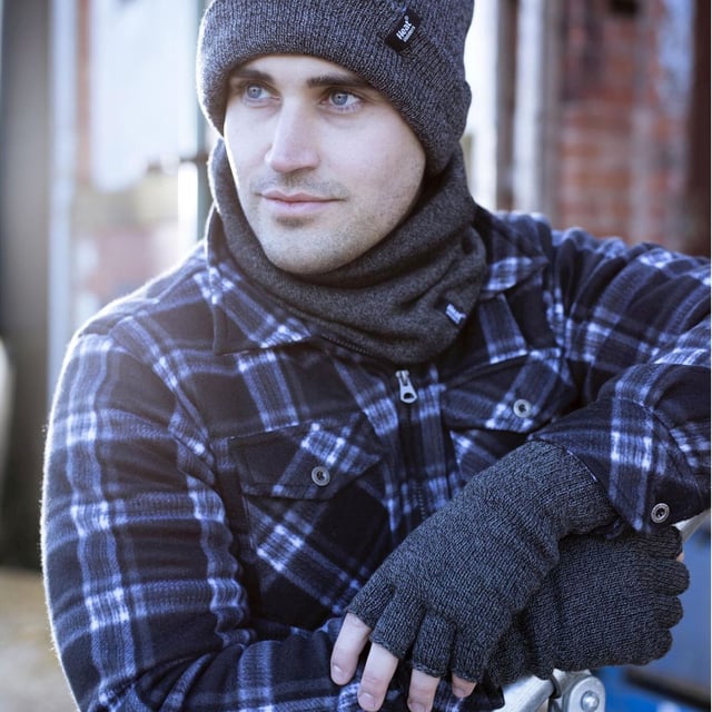 Guantes sin dedos Heat Holders para hombre: Disfruta de una comodidad superior y un estilo inigualable con los guantes sin dedos para hombre Heat Holders. Creados con un diseño adaptable, estos versátiles guantes combinan a la perfección tanto con ropa informal como formal, lo que los convierte en un complemento excepcional para su armario de invierno. Con nuestros guantes, experimentará una calidez y comodidad inigualables, esenciales para todo hombre. Confeccionados para hombre, estos guantes térmicos sin dedos Winter Warm 2.3 TOG con forro polar aislante combinan estilo y funcionalidad, convirtiéndolos en un accesorio de invierno elegante y práctico a la vez. El hilo térmico especializado y la innovadora tecnología de punto crean un pelo acolchado extra largo que retiene más aire caliente, reforzando así el grado TOG de los guantes. De este modo, los guantes mantienen las manos calientes incluso con el frío más intenso. Un forro polar suave y confortable garantiza una agradable experiencia de uso durante largos periodos de tiempo. Los guantes sin dedos Heat Holders para hombre están disponibles en una amplia gama de colores, desde los clásicos atemporales negro y gris hasta tonos vibrantes como el verde caqui y el azul marino. Estos elegantes Guantes sin Dedos no se limitan a la gama de colores, ya que están disponibles en una única talla. Detalles esenciales del producto: - Diseño elegante y estilizado - Material de forro polar térmico de alta calidad - Clasificación 2,3 TOG - Innovador diseño sin dedos - Ideales tanto para actividades informales como cotidianas