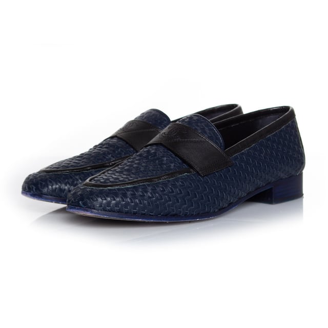 VINTAGE, RRP AS NEW
Chanel, woven leather moccasin loafer in blue. The item is in very good condition. Comes with box and booklet.
• CONDITION: very good condition 

• SIZE: 38.5

• INSOLE MEASUREMENTS: 25 cm

• HEEL MEASUREMENTS: 2.5 cm PLATFORM: 0.5 cm

• FABRIC: leather 

• COLOUR: blue