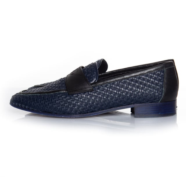 VINTAGE, RRP AS NEW
Chanel, woven leather moccasin loafer in blue. The item is in very good condition. Comes with box and booklet.
• CONDITION: very good condition 

• SIZE: 38.5

• INSOLE MEASUREMENTS: 25 cm

• HEEL MEASUREMENTS: 2.5 cm PLATFORM: 0.5 cm

• FABRIC: leather 

• COLOUR: blue