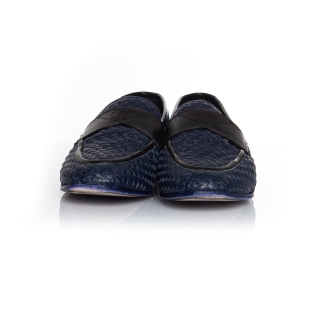 VINTAGE, RRP AS NEW
Chanel, woven leather moccasin loafer in blue. The item is in very good condition. Comes with box and booklet.
• CONDITION: very good condition 

• SIZE: 38.5

• INSOLE MEASUREMENTS: 25 cm

• HEEL MEASUREMENTS: 2.5 cm PLATFORM: 0.5 cm

• FABRIC: leather 

• COLOUR: blue