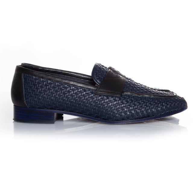 VINTAGE, RRP AS NEW
Chanel, woven leather moccasin loafer in blue. The item is in very good condition. Comes with box and booklet.
• CONDITION: very good condition 

• SIZE: 38.5

• INSOLE MEASUREMENTS: 25 cm

• HEEL MEASUREMENTS: 2.5 cm PLATFORM: 0.5 cm

• FABRIC: leather 

• COLOUR: blue