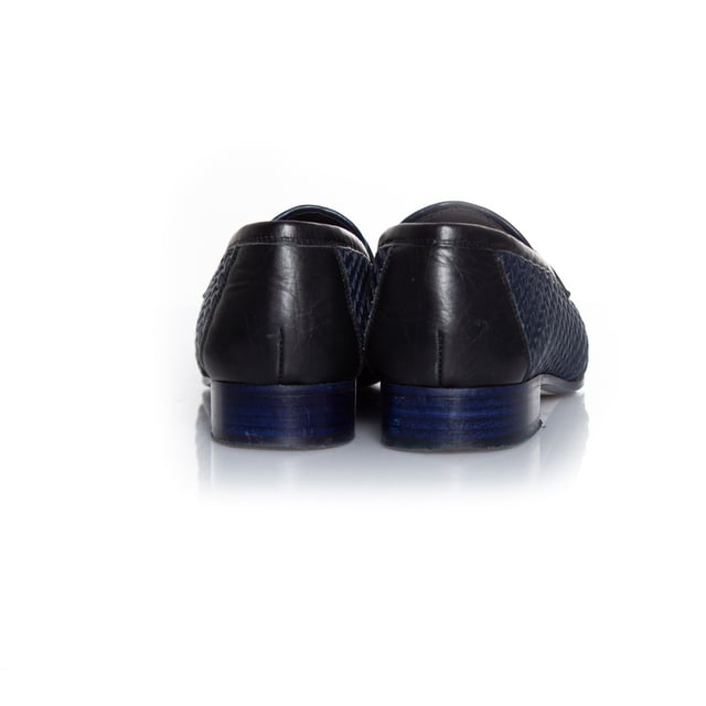 VINTAGE, RRP AS NEW
Chanel, woven leather moccasin loafer in blue. The item is in very good condition. Comes with box and booklet.
• CONDITION: very good condition 

• SIZE: 38.5

• INSOLE MEASUREMENTS: 25 cm

• HEEL MEASUREMENTS: 2.5 cm PLATFORM: 0.5 cm

• FABRIC: leather 

• COLOUR: blue