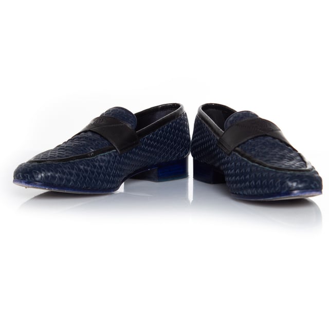 VINTAGE, RRP AS NEW
Chanel, woven leather moccasin loafer in blue. The item is in very good condition. Comes with box and booklet.
• CONDITION: very good condition 

• SIZE: 38.5

• INSOLE MEASUREMENTS: 25 cm

• HEEL MEASUREMENTS: 2.5 cm PLATFORM: 0.5 cm

• FABRIC: leather 

• COLOUR: blue