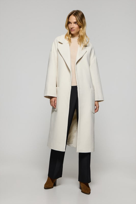 Unser Damenmantel Carrie ist ideal für alle, die ein vielseitiges und stilvolles Kleidungsstück suchen. Das Oversized-Design mit spitzem Reverskragen und langen Ärmeln schafft eine entspannte Silhouette. Der abnehmbare Gürtel ermöglicht es Ihnen, den Mantel an Ihren gewünschten Stil anzupassen, während die beiden Vordertaschen praktischen Stauraum bieten. Die beiden Seitenschlitze sorgen für Bewegungsfreiheit. Das Polo Club Logo auf der Passe unterstreicht den exklusiven Charakter des Mantels. Perfekt für den Alltag oder besondere Anlässe.