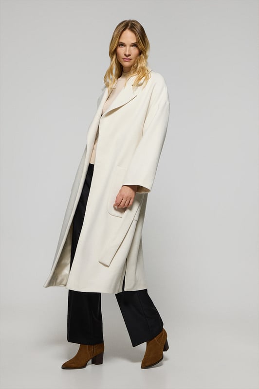 Unser Damenmantel Carrie ist ideal für alle, die ein vielseitiges und stilvolles Kleidungsstück suchen. Das Oversized-Design mit spitzem Reverskragen und langen Ärmeln schafft eine entspannte Silhouette. Der abnehmbare Gürtel ermöglicht es Ihnen, den Mantel an Ihren gewünschten Stil anzupassen, während die beiden Vordertaschen praktischen Stauraum bieten. Die beiden Seitenschlitze sorgen für Bewegungsfreiheit. Das Polo Club Logo auf der Passe unterstreicht den exklusiven Charakter des Mantels. Perfekt für den Alltag oder besondere Anlässe.