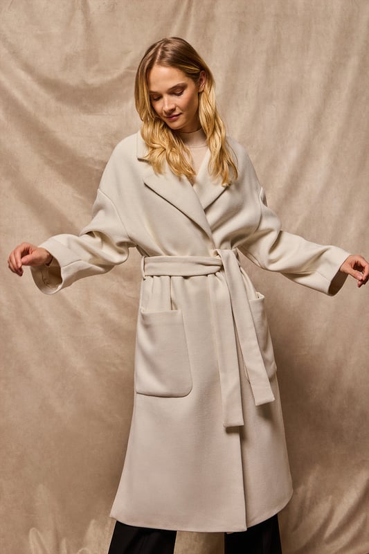 Unser Damenmantel Carrie ist ideal für alle, die ein vielseitiges und stilvolles Kleidungsstück suchen. Das Oversized-Design mit spitzem Reverskragen und langen Ärmeln schafft eine entspannte Silhouette. Der abnehmbare Gürtel ermöglicht es Ihnen, den Mantel an Ihren gewünschten Stil anzupassen, während die beiden Vordertaschen praktischen Stauraum bieten. Die beiden Seitenschlitze sorgen für Bewegungsfreiheit. Das Polo Club Logo auf der Passe unterstreicht den exklusiven Charakter des Mantels. Perfekt für den Alltag oder besondere Anlässe.