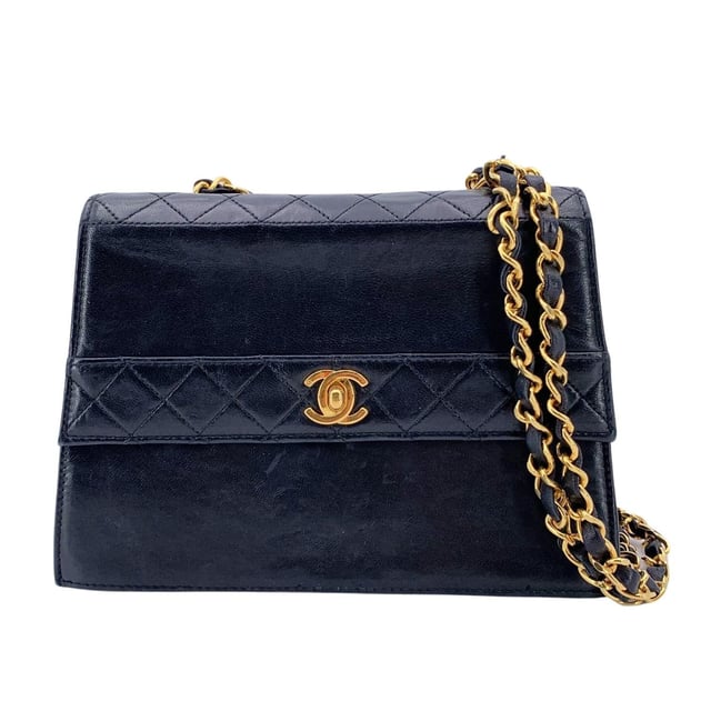 VINTAGE, RRP AS NEW
Vintage Chanel crossbody bag in black leather with Quilted leather trim. Structured design. Period/Era: 1989-1991. Flap with CC turn lock closure. Burgundy leather lining. 1 side pocket with button closure internally. Leather quilted shoulder strap. 1 rear open pocket. 4 bottom feet. 'CHANEL' and 'Made in france' embossed inside. ity hologram tag inside  Condition Rating: B - VERY GOOD CONDITIONCondition Details: Some scratches on leather due to normal use. Some scratches on leather internally. Some wear of use on bottom corners.Please, see the photos and/or ask if you have any doubts or if you need more information.Measurements (cm):Depth: 6.4Height: 14.0Length: 20.3Other Details: Dustbag? NoKeys? NoBox? No Measurments:  width: 64 mm length: 203 mm height: 140 mm