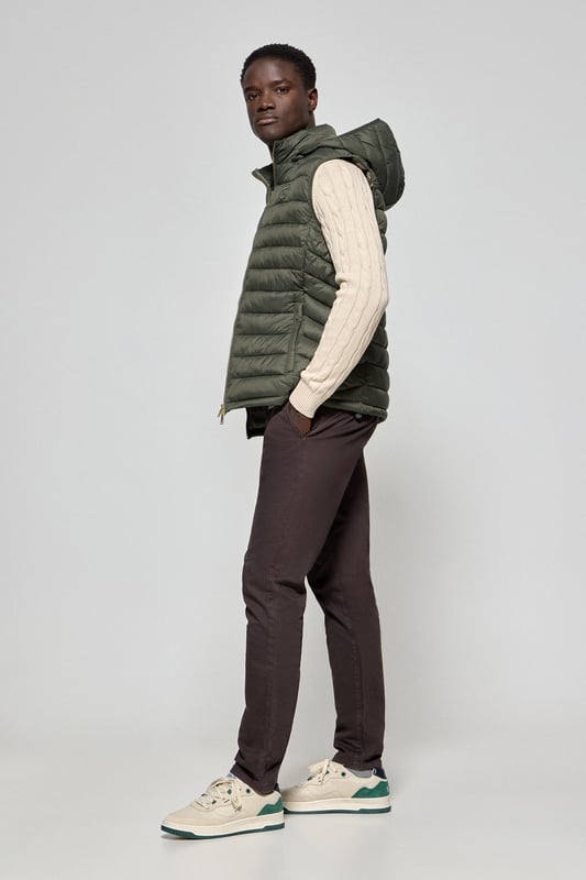 Die Weste Pau gehört zu unserer Ultralight-Kollektion. Ihre Polsterung und Füllung aus recyceltem Polyester machen sie zu einer warmen und leichten Jacke, die zudem umweltschonend ist. Frontaler metallischer Reißverschluss mit personalisiertem Polo Club Zipper, zwei Seitentaschen und eine Innentasche mit Reißverschluss. Wasserabweisend. Die Bündchen an der Schulter und die abnehmbare Kapuze mit elastischen Bündchen mit Markenlogo lassen sich individuell anpassen. Kordelstopper mit verstellbarem Gummizug an der Hüfte. Ihr klassisches Tailored-Fit-Desing passt sich allen Körpertypen an und bietet gleichzeitig Komfort und Bewegungsfreiheit. Abgerundet wird das Design durch das farblich abgestimmte gestickte PC-Monogramm auf der Brust.