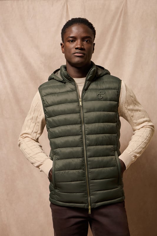 Die Weste Pau gehört zu unserer Ultralight-Kollektion. Ihre Polsterung und Füllung aus recyceltem Polyester machen sie zu einer warmen und leichten Jacke, die zudem umweltschonend ist. Frontaler metallischer Reißverschluss mit personalisiertem Polo Club Zipper, zwei Seitentaschen und eine Innentasche mit Reißverschluss. Wasserabweisend. Die Bündchen an der Schulter und die abnehmbare Kapuze mit elastischen Bündchen mit Markenlogo lassen sich individuell anpassen. Kordelstopper mit verstellbarem Gummizug an der Hüfte. Ihr klassisches Tailored-Fit-Desing passt sich allen Körpertypen an und bietet gleichzeitig Komfort und Bewegungsfreiheit. Abgerundet wird das Design durch das farblich abgestimmte gestickte PC-Monogramm auf der Brust.