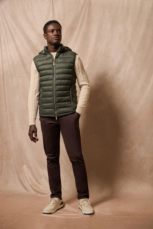 Die Weste Pau gehört zu unserer Ultralight-Kollektion. Ihre Polsterung und Füllung aus recyceltem Polyester machen sie zu einer warmen und leichten Jacke, die zudem umweltschonend ist. Frontaler metallischer Reißverschluss mit personalisiertem Polo Club Zipper, zwei Seitentaschen und eine Innentasche mit Reißverschluss. Wasserabweisend. Die Bündchen an der Schulter und die abnehmbare Kapuze mit elastischen Bündchen mit Markenlogo lassen sich individuell anpassen. Kordelstopper mit verstellbarem Gummizug an der Hüfte. Ihr klassisches Tailored-Fit-Desing passt sich allen Körpertypen an und bietet gleichzeitig Komfort und Bewegungsfreiheit. Abgerundet wird das Design durch das farblich abgestimmte gestickte PC-Monogramm auf der Brust.