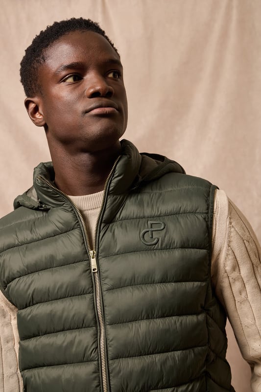 Die Weste Pau gehört zu unserer Ultralight-Kollektion. Ihre Polsterung und Füllung aus recyceltem Polyester machen sie zu einer warmen und leichten Jacke, die zudem umweltschonend ist. Frontaler metallischer Reißverschluss mit personalisiertem Polo Club Zipper, zwei Seitentaschen und eine Innentasche mit Reißverschluss. Wasserabweisend. Die Bündchen an der Schulter und die abnehmbare Kapuze mit elastischen Bündchen mit Markenlogo lassen sich individuell anpassen. Kordelstopper mit verstellbarem Gummizug an der Hüfte. Ihr klassisches Tailored-Fit-Desing passt sich allen Körpertypen an und bietet gleichzeitig Komfort und Bewegungsfreiheit. Abgerundet wird das Design durch das farblich abgestimmte gestickte PC-Monogramm auf der Brust.