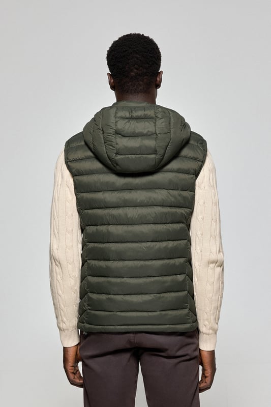 Die Weste Pau gehört zu unserer Ultralight-Kollektion. Ihre Polsterung und Füllung aus recyceltem Polyester machen sie zu einer warmen und leichten Jacke, die zudem umweltschonend ist. Frontaler metallischer Reißverschluss mit personalisiertem Polo Club Zipper, zwei Seitentaschen und eine Innentasche mit Reißverschluss. Wasserabweisend. Die Bündchen an der Schulter und die abnehmbare Kapuze mit elastischen Bündchen mit Markenlogo lassen sich individuell anpassen. Kordelstopper mit verstellbarem Gummizug an der Hüfte. Ihr klassisches Tailored-Fit-Desing passt sich allen Körpertypen an und bietet gleichzeitig Komfort und Bewegungsfreiheit. Abgerundet wird das Design durch das farblich abgestimmte gestickte PC-Monogramm auf der Brust.