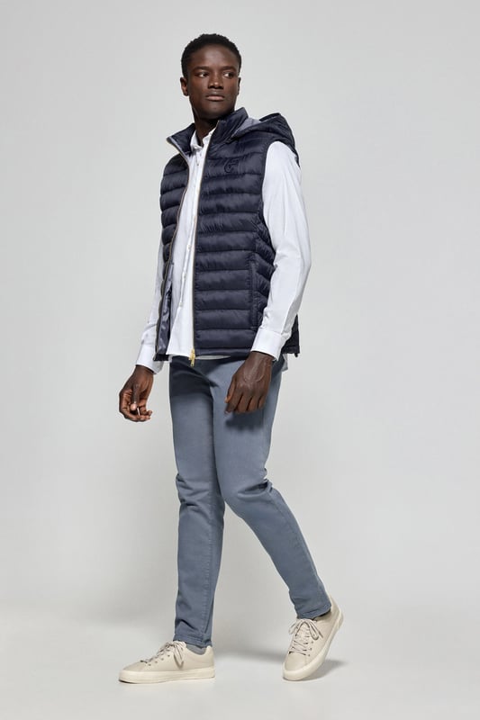 Die Weste Pau gehört zu unserer Ultralight-Kollektion. Ihre Polsterung und Füllung aus recyceltem Polyester machen sie zu einer warmen und leichten Jacke, die zudem umweltschonend ist. Frontaler metallischer Reißverschluss mit personalisiertem Polo Club Zipper, zwei Seitentaschen und eine Innentasche mit Reißverschluss. Wasserabweisend. Die Bündchen an der Schulter und die abnehmbare Kapuze mit elastischen Bündchen mit Markenlogo lassen sich individuell anpassen. Kordelstopper mit verstellbarem Gummizug an der Hüfte. Ihr klassisches Tailored-Fit-Desing passt sich allen Körpertypen an und bietet gleichzeitig Komfort und Bewegungsfreiheit. Abgerundet wird das Design durch das farblich abgestimmte gestickte PC-Monogramm auf der Brust.