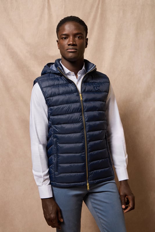 Die Weste Pau gehört zu unserer Ultralight-Kollektion. Ihre Polsterung und Füllung aus recyceltem Polyester machen sie zu einer warmen und leichten Jacke, die zudem umweltschonend ist. Frontaler metallischer Reißverschluss mit personalisiertem Polo Club Zipper, zwei Seitentaschen und eine Innentasche mit Reißverschluss. Wasserabweisend. Die Bündchen an der Schulter und die abnehmbare Kapuze mit elastischen Bündchen mit Markenlogo lassen sich individuell anpassen. Kordelstopper mit verstellbarem Gummizug an der Hüfte. Ihr klassisches Tailored-Fit-Desing passt sich allen Körpertypen an und bietet gleichzeitig Komfort und Bewegungsfreiheit. Abgerundet wird das Design durch das farblich abgestimmte gestickte PC-Monogramm auf der Brust.