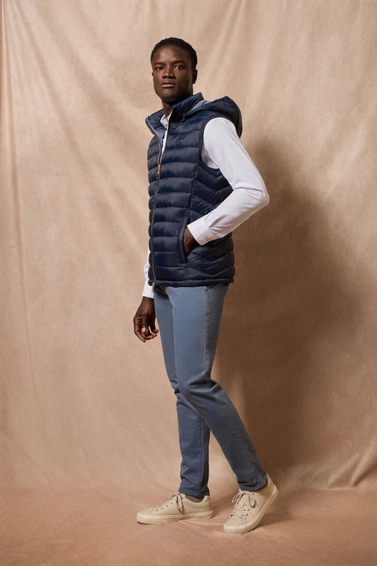 Die Weste Pau gehört zu unserer Ultralight-Kollektion. Ihre Polsterung und Füllung aus recyceltem Polyester machen sie zu einer warmen und leichten Jacke, die zudem umweltschonend ist. Frontaler metallischer Reißverschluss mit personalisiertem Polo Club Zipper, zwei Seitentaschen und eine Innentasche mit Reißverschluss. Wasserabweisend. Die Bündchen an der Schulter und die abnehmbare Kapuze mit elastischen Bündchen mit Markenlogo lassen sich individuell anpassen. Kordelstopper mit verstellbarem Gummizug an der Hüfte. Ihr klassisches Tailored-Fit-Desing passt sich allen Körpertypen an und bietet gleichzeitig Komfort und Bewegungsfreiheit. Abgerundet wird das Design durch das farblich abgestimmte gestickte PC-Monogramm auf der Brust.
