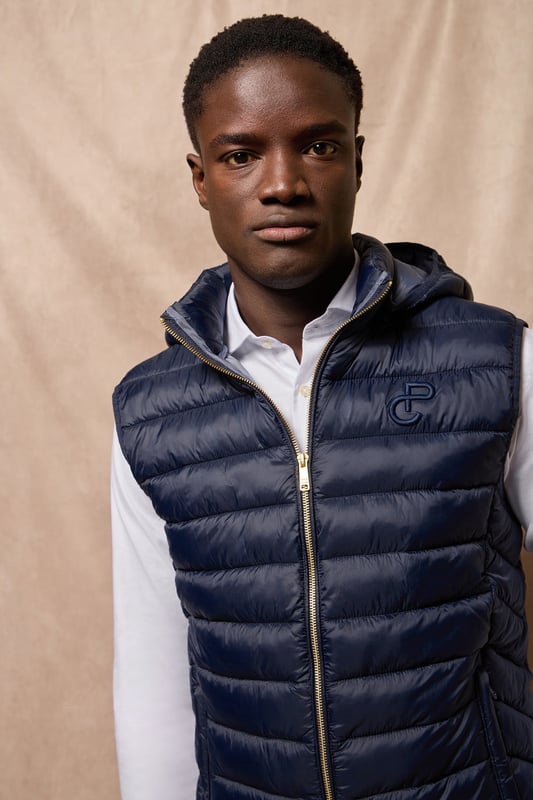 Die Weste Pau gehört zu unserer Ultralight-Kollektion. Ihre Polsterung und Füllung aus recyceltem Polyester machen sie zu einer warmen und leichten Jacke, die zudem umweltschonend ist. Frontaler metallischer Reißverschluss mit personalisiertem Polo Club Zipper, zwei Seitentaschen und eine Innentasche mit Reißverschluss. Wasserabweisend. Die Bündchen an der Schulter und die abnehmbare Kapuze mit elastischen Bündchen mit Markenlogo lassen sich individuell anpassen. Kordelstopper mit verstellbarem Gummizug an der Hüfte. Ihr klassisches Tailored-Fit-Desing passt sich allen Körpertypen an und bietet gleichzeitig Komfort und Bewegungsfreiheit. Abgerundet wird das Design durch das farblich abgestimmte gestickte PC-Monogramm auf der Brust.
