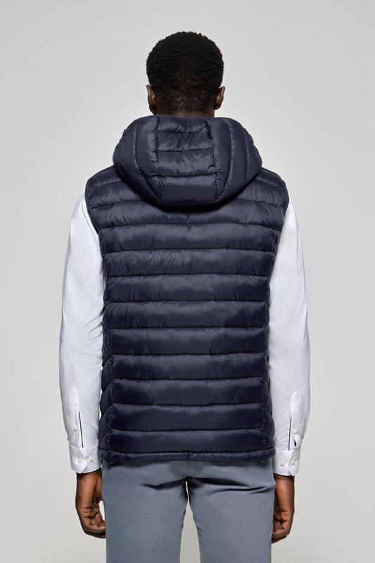 Die Weste Pau gehört zu unserer Ultralight-Kollektion. Ihre Polsterung und Füllung aus recyceltem Polyester machen sie zu einer warmen und leichten Jacke, die zudem umweltschonend ist. Frontaler metallischer Reißverschluss mit personalisiertem Polo Club Zipper, zwei Seitentaschen und eine Innentasche mit Reißverschluss. Wasserabweisend. Die Bündchen an der Schulter und die abnehmbare Kapuze mit elastischen Bündchen mit Markenlogo lassen sich individuell anpassen. Kordelstopper mit verstellbarem Gummizug an der Hüfte. Ihr klassisches Tailored-Fit-Desing passt sich allen Körpertypen an und bietet gleichzeitig Komfort und Bewegungsfreiheit. Abgerundet wird das Design durch das farblich abgestimmte gestickte PC-Monogramm auf der Brust.