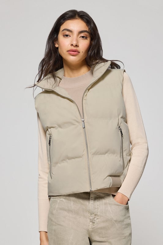 Verleihen Sie Ihrem Winterlook einen modernen Stil mit unserer Damenweste New York. Die kurze, stark gepolsterte Weste mit Stehkragen hält Sie auch an den kältesten Wintertagen warm. Der Frontreißverschluss und die Reißverschlüsse der Seitentaschen sorgen für einen sicheren Schutz. Die Innentaschen, die ebenfalls mit Reißverschlüssen ausgestattet sind, bieten zusätzlichen Stauraum für Ihre wichtigsten Utensilien. Der Bund ist mit einem Polo Club Logoaufnäher aus Kunstleder und Gummizügen mit Stoppern verziert, die für einen unverwechselbaren Touch und eine ideale Passform sorgen. Diese Weste ist eine perfekte Ergänzung für Ihre Garderobe.