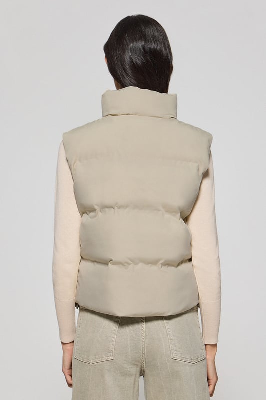 Verleihen Sie Ihrem Winterlook einen modernen Stil mit unserer Damenweste New York. Die kurze, stark gepolsterte Weste mit Stehkragen hält Sie auch an den kältesten Wintertagen warm. Der Frontreißverschluss und die Reißverschlüsse der Seitentaschen sorgen für einen sicheren Schutz. Die Innentaschen, die ebenfalls mit Reißverschlüssen ausgestattet sind, bieten zusätzlichen Stauraum für Ihre wichtigsten Utensilien. Der Bund ist mit einem Polo Club Logoaufnäher aus Kunstleder und Gummizügen mit Stoppern verziert, die für einen unverwechselbaren Touch und eine ideale Passform sorgen. Diese Weste ist eine perfekte Ergänzung für Ihre Garderobe.