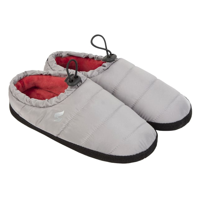 Zapatillas con cordón Heat Holders para hombre: Presentamos nuestras pantuflas con cordón Heat Holders para hombre - Geovani Black - la mezcla perfecta de comodidad, calidez y estilo para tus pies. Fabricadas con una meticulosa atención al detalle, estas zapatillas ofrecen una experiencia acogedora sin igual, especialmente durante las estaciones frías. Construidas con un enfoque en la máxima calidez, estas zapatillas cuentan con nuestra tecnología HeatWeaver®, un forro de felpa que atrapa y retiene el calor, manteniendo los pies calientes incluso en las condiciones más frías. El diseño con cordón asegura un ajuste seguro, permitiéndole personalizar el ajuste para un máximo confort. Detalles adicionales del producto: Zapatillas con cordón Geovani Black para hombre: comodidad, calidez, estilo. El diseño centrado en los detalles ofrece una experiencia acogedora sin igual. La tecnología HeatWeaver® retiene el calor para mantener los pies calientes. El cordón asegura un ajuste perfecto para una comodidad personalizada. Variante Geovani Black: elegantes, modernas y a la moda. Suela resistente y flexible para interiores y exteriores rápidos. Ideales para relajarse o empezar el día. Dese un capricho o sorprenda a un ser querido. Aumenta la comodidad con las zapatillas con cordón Heat Holders. Obtenga calidez, lujo y estilo hoy mismo.