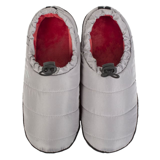 Zapatillas con cordón Heat Holders para hombre: Presentamos nuestras pantuflas con cordón Heat Holders para hombre - Geovani Black - la mezcla perfecta de comodidad, calidez y estilo para tus pies. Fabricadas con una meticulosa atención al detalle, estas zapatillas ofrecen una experiencia acogedora sin igual, especialmente durante las estaciones frías. Construidas con un enfoque en la máxima calidez, estas zapatillas cuentan con nuestra tecnología HeatWeaver®, un forro de felpa que atrapa y retiene el calor, manteniendo los pies calientes incluso en las condiciones más frías. El diseño con cordón asegura un ajuste seguro, permitiéndole personalizar el ajuste para un máximo confort. Detalles adicionales del producto: Zapatillas con cordón Geovani Black para hombre: comodidad, calidez, estilo. El diseño centrado en los detalles ofrece una experiencia acogedora sin igual. La tecnología HeatWeaver® retiene el calor para mantener los pies calientes. El cordón asegura un ajuste perfecto para una comodidad personalizada. Variante Geovani Black: elegantes, modernas y a la moda. Suela resistente y flexible para interiores y exteriores rápidos. Ideales para relajarse o empezar el día. Dese un capricho o sorprenda a un ser querido. Aumenta la comodidad con las zapatillas con cordón Heat Holders. Obtenga calidez, lujo y estilo hoy mismo.
