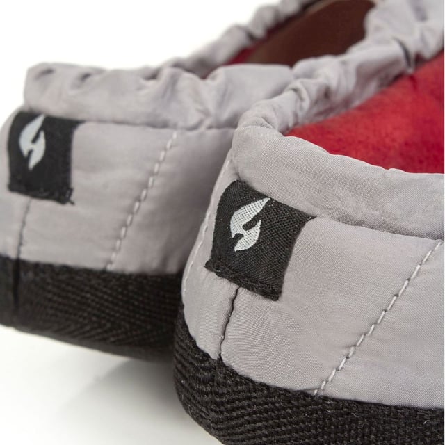 Zapatillas con cordón Heat Holders para hombre: Presentamos nuestras pantuflas con cordón Heat Holders para hombre - Geovani Black - la mezcla perfecta de comodidad, calidez y estilo para tus pies. Fabricadas con una meticulosa atención al detalle, estas zapatillas ofrecen una experiencia acogedora sin igual, especialmente durante las estaciones frías. Construidas con un enfoque en la máxima calidez, estas zapatillas cuentan con nuestra tecnología HeatWeaver®, un forro de felpa que atrapa y retiene el calor, manteniendo los pies calientes incluso en las condiciones más frías. El diseño con cordón asegura un ajuste seguro, permitiéndole personalizar el ajuste para un máximo confort. Detalles adicionales del producto: Zapatillas con cordón Geovani Black para hombre: comodidad, calidez, estilo. El diseño centrado en los detalles ofrece una experiencia acogedora sin igual. La tecnología HeatWeaver® retiene el calor para mantener los pies calientes. El cordón asegura un ajuste perfecto para una comodidad personalizada. Variante Geovani Black: elegantes, modernas y a la moda. Suela resistente y flexible para interiores y exteriores rápidos. Ideales para relajarse o empezar el día. Dese un capricho o sorprenda a un ser querido. Aumenta la comodidad con las zapatillas con cordón Heat Holders. Obtenga calidez, lujo y estilo hoy mismo.