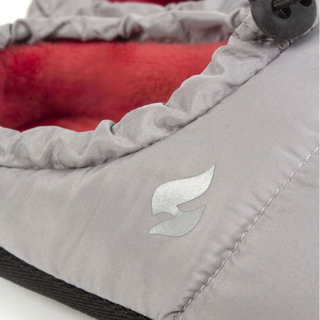 Zapatillas con cordón Heat Holders para hombre: Presentamos nuestras pantuflas con cordón Heat Holders para hombre - Geovani Black - la mezcla perfecta de comodidad, calidez y estilo para tus pies. Fabricadas con una meticulosa atención al detalle, estas zapatillas ofrecen una experiencia acogedora sin igual, especialmente durante las estaciones frías. Construidas con un enfoque en la máxima calidez, estas zapatillas cuentan con nuestra tecnología HeatWeaver®, un forro de felpa que atrapa y retiene el calor, manteniendo los pies calientes incluso en las condiciones más frías. El diseño con cordón asegura un ajuste seguro, permitiéndole personalizar el ajuste para un máximo confort. Detalles adicionales del producto: Zapatillas con cordón Geovani Black para hombre: comodidad, calidez, estilo. El diseño centrado en los detalles ofrece una experiencia acogedora sin igual. La tecnología HeatWeaver® retiene el calor para mantener los pies calientes. El cordón asegura un ajuste perfecto para una comodidad personalizada. Variante Geovani Black: elegantes, modernas y a la moda. Suela resistente y flexible para interiores y exteriores rápidos. Ideales para relajarse o empezar el día. Dese un capricho o sorprenda a un ser querido. Aumenta la comodidad con las zapatillas con cordón Heat Holders. Obtenga calidez, lujo y estilo hoy mismo.