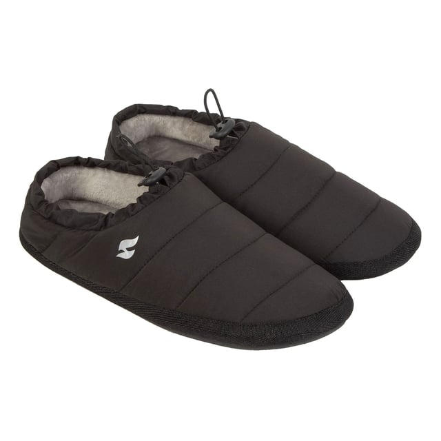 Zapatillas con cordón Heat Holders para hombre: Presentamos nuestras pantuflas con cordón Heat Holders para hombre - Geovani Black - la mezcla perfecta de comodidad, calidez y estilo para tus pies. Fabricadas con una meticulosa atención al detalle, estas zapatillas ofrecen una experiencia acogedora sin igual, especialmente durante las estaciones frías. Construidas con un enfoque en la máxima calidez, estas zapatillas cuentan con nuestra tecnología HeatWeaver®, un forro de felpa que atrapa y retiene el calor, manteniendo los pies calientes incluso en las condiciones más frías. El diseño con cordón asegura un ajuste seguro, permitiéndole personalizar el ajuste para un máximo confort. Detalles adicionales del producto: Zapatillas con cordón Geovani Black para hombre: comodidad, calidez, estilo. El diseño centrado en los detalles ofrece una experiencia acogedora sin igual. La tecnología HeatWeaver® retiene el calor para mantener los pies calientes. El cordón asegura un ajuste perfecto para una comodidad personalizada. Variante Geovani Black: elegantes, modernas y a la moda. Suela resistente y flexible para interiores y exteriores rápidos. Ideales para relajarse o empezar el día. Dese un capricho o sorprenda a un ser querido. Aumenta la comodidad con las zapatillas con cordón Heat Holders. Obtenga calidez, lujo y estilo hoy mismo.