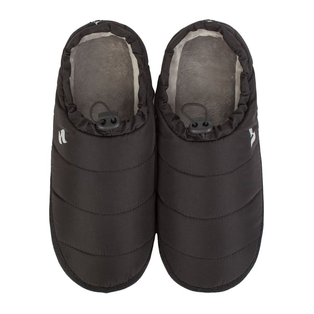 Zapatillas con cordón Heat Holders para hombre: Presentamos nuestras pantuflas con cordón Heat Holders para hombre - Geovani Black - la mezcla perfecta de comodidad, calidez y estilo para tus pies. Fabricadas con una meticulosa atención al detalle, estas zapatillas ofrecen una experiencia acogedora sin igual, especialmente durante las estaciones frías. Construidas con un enfoque en la máxima calidez, estas zapatillas cuentan con nuestra tecnología HeatWeaver®, un forro de felpa que atrapa y retiene el calor, manteniendo los pies calientes incluso en las condiciones más frías. El diseño con cordón asegura un ajuste seguro, permitiéndole personalizar el ajuste para un máximo confort. Detalles adicionales del producto: Zapatillas con cordón Geovani Black para hombre: comodidad, calidez, estilo. El diseño centrado en los detalles ofrece una experiencia acogedora sin igual. La tecnología HeatWeaver® retiene el calor para mantener los pies calientes. El cordón asegura un ajuste perfecto para una comodidad personalizada. Variante Geovani Black: elegantes, modernas y a la moda. Suela resistente y flexible para interiores y exteriores rápidos. Ideales para relajarse o empezar el día. Dese un capricho o sorprenda a un ser querido. Aumenta la comodidad con las zapatillas con cordón Heat Holders. Obtenga calidez, lujo y estilo hoy mismo.