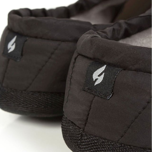 Zapatillas con cordón Heat Holders para hombre: Presentamos nuestras pantuflas con cordón Heat Holders para hombre - Geovani Black - la mezcla perfecta de comodidad, calidez y estilo para tus pies. Fabricadas con una meticulosa atención al detalle, estas zapatillas ofrecen una experiencia acogedora sin igual, especialmente durante las estaciones frías. Construidas con un enfoque en la máxima calidez, estas zapatillas cuentan con nuestra tecnología HeatWeaver®, un forro de felpa que atrapa y retiene el calor, manteniendo los pies calientes incluso en las condiciones más frías. El diseño con cordón asegura un ajuste seguro, permitiéndole personalizar el ajuste para un máximo confort. Detalles adicionales del producto: Zapatillas con cordón Geovani Black para hombre: comodidad, calidez, estilo. El diseño centrado en los detalles ofrece una experiencia acogedora sin igual. La tecnología HeatWeaver® retiene el calor para mantener los pies calientes. El cordón asegura un ajuste perfecto para una comodidad personalizada. Variante Geovani Black: elegantes, modernas y a la moda. Suela resistente y flexible para interiores y exteriores rápidos. Ideales para relajarse o empezar el día. Dese un capricho o sorprenda a un ser querido. Aumenta la comodidad con las zapatillas con cordón Heat Holders. Obtenga calidez, lujo y estilo hoy mismo.