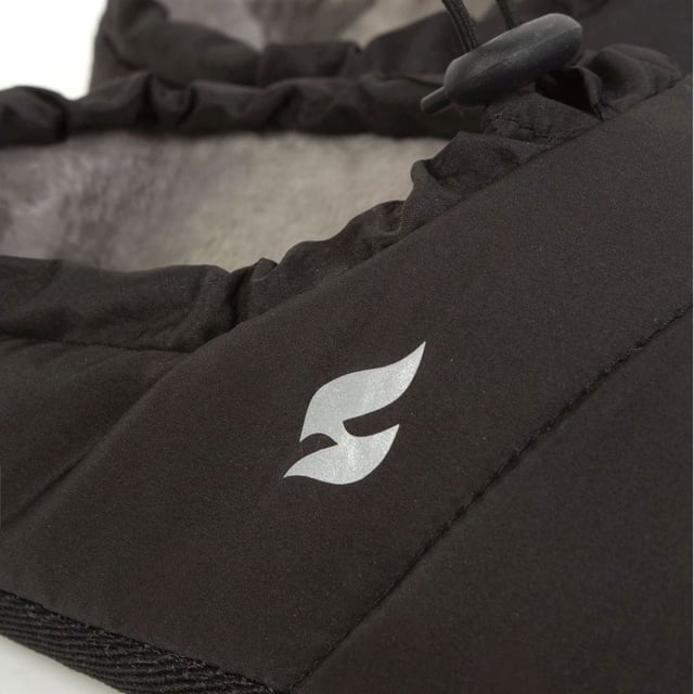 Zapatillas con cordón Heat Holders para hombre: Presentamos nuestras pantuflas con cordón Heat Holders para hombre - Geovani Black - la mezcla perfecta de comodidad, calidez y estilo para tus pies. Fabricadas con una meticulosa atención al detalle, estas zapatillas ofrecen una experiencia acogedora sin igual, especialmente durante las estaciones frías. Construidas con un enfoque en la máxima calidez, estas zapatillas cuentan con nuestra tecnología HeatWeaver®, un forro de felpa que atrapa y retiene el calor, manteniendo los pies calientes incluso en las condiciones más frías. El diseño con cordón asegura un ajuste seguro, permitiéndole personalizar el ajuste para un máximo confort. Detalles adicionales del producto: Zapatillas con cordón Geovani Black para hombre: comodidad, calidez, estilo. El diseño centrado en los detalles ofrece una experiencia acogedora sin igual. La tecnología HeatWeaver® retiene el calor para mantener los pies calientes. El cordón asegura un ajuste perfecto para una comodidad personalizada. Variante Geovani Black: elegantes, modernas y a la moda. Suela resistente y flexible para interiores y exteriores rápidos. Ideales para relajarse o empezar el día. Dese un capricho o sorprenda a un ser querido. Aumenta la comodidad con las zapatillas con cordón Heat Holders. Obtenga calidez, lujo y estilo hoy mismo.