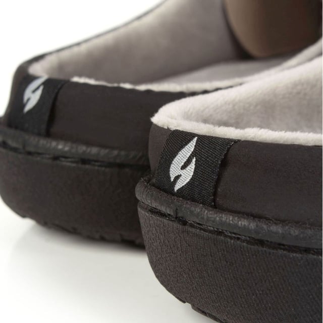 Pantuflas para hombre Heat Holders Slip On: Presentamos nuestras zapatillas para hombre Heat Holders Slip-On Slippers en negro clásico, diseñadas para proporcionar una comodidad y calidez inigualables. Fabricadas por Heatholders, una marca de confianza en ropa térmica, estas pantuflas combinan estilo y funcionalidad para la máxima relajación. El innovador forro térmico asegura que sus pies se mantengan calientes incluso en las condiciones más frías. . Con un énfasis en la comodidad, el diseño slip-on permite llevarlas sin esfuerzo, mientras que la duradera suela exterior proporciona tracción y estabilidad tanto en interiores como en exteriores. El elegante color negro complementa varios atuendos y preferencias. Tanto si estás descansando en casa como si sales a la calle, estas zapatillas se adaptan a tu comodidad. Ideales para las estaciones más frías, son un regalo perfecto para ti o para un ser querido. Eleve su experiencia de relajación con las pantuflas para hombre Heatholders Heat Holders Slip-On Slippers. Detalles adicionales del producto: Zapatillas para hombre Heat Holders Slip-On en negro clásico. Nombre de confianza: Heatholders, estilo y calidez combinados. Innovador forro térmico para tener los pies calientes cuando hace frío. El interior afelpado retiene el calor y asegura el confort. Diseño antideslizante para facilitar su uso, suela duradera. Tracción en interiores y exteriores, estabilidad asegurada. El elegante color negro complementa varios conjuntos. Ideales para descansar o salir al exterior. Regalo perfecto para uno mismo o para los seres queridos. Aumenta la comodidad con las zapatillas Slip-On para hombre de Heatholders.