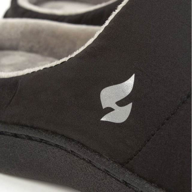 Pantuflas para hombre Heat Holders Slip On: Presentamos nuestras zapatillas para hombre Heat Holders Slip-On Slippers en negro clásico, diseñadas para proporcionar una comodidad y calidez inigualables. Fabricadas por Heatholders, una marca de confianza en ropa térmica, estas pantuflas combinan estilo y funcionalidad para la máxima relajación. El innovador forro térmico asegura que sus pies se mantengan calientes incluso en las condiciones más frías. . Con un énfasis en la comodidad, el diseño slip-on permite llevarlas sin esfuerzo, mientras que la duradera suela exterior proporciona tracción y estabilidad tanto en interiores como en exteriores. El elegante color negro complementa varios atuendos y preferencias. Tanto si estás descansando en casa como si sales a la calle, estas zapatillas se adaptan a tu comodidad. Ideales para las estaciones más frías, son un regalo perfecto para ti o para un ser querido. Eleve su experiencia de relajación con las pantuflas para hombre Heatholders Heat Holders Slip-On Slippers. Detalles adicionales del producto: Zapatillas para hombre Heat Holders Slip-On en negro clásico. Nombre de confianza: Heatholders, estilo y calidez combinados. Innovador forro térmico para tener los pies calientes cuando hace frío. El interior afelpado retiene el calor y asegura el confort. Diseño antideslizante para facilitar su uso, suela duradera. Tracción en interiores y exteriores, estabilidad asegurada. El elegante color negro complementa varios conjuntos. Ideales para descansar o salir al exterior. Regalo perfecto para uno mismo o para los seres queridos. Aumenta la comodidad con las zapatillas Slip-On para hombre de Heatholders.
