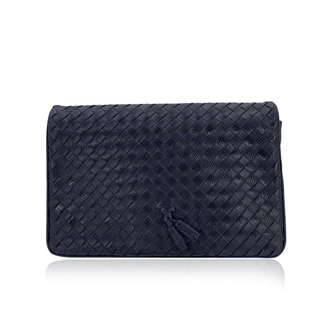 VINTAGE, RRP AS NEW
Bottega Veneta navy blue woven Intrecciato clutch bag. Flap with magnetic button closure on top. Tassel detailing on the front. Blue leather lining. 1 side zip pocket inside. 'Bottega Veneta - Made in Italy' engraved inside. ity certificate label inside. Condition Rating: B - VERY GOOD CONDITIONCondition Details: Gently used. Some normal wear of use on leather. Please check the photos carefully and ask if you need to know more details or if you have any doubts.Measurements (cm):Depth: 2.5Height: 16.5Length: 26.7Other Details: Dustbag? NoKeys? NoBox? No Measurments:  width: 25 mm length: 267 mm height: 165 mm