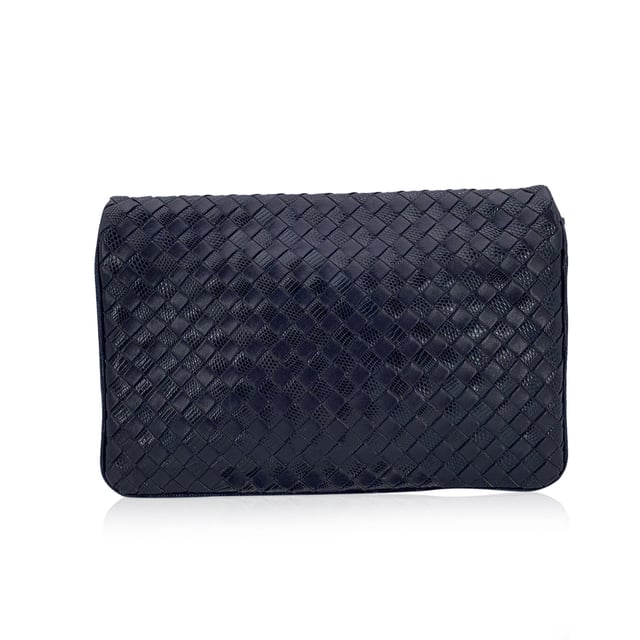 VINTAGE, RRP AS NEW
Bottega Veneta navy blue woven Intrecciato clutch bag. Flap with magnetic button closure on top. Tassel detailing on the front. Blue leather lining. 1 side zip pocket inside. 'Bottega Veneta - Made in Italy' engraved inside. ity certificate label inside. Condition Rating: B - VERY GOOD CONDITIONCondition Details: Gently used. Some normal wear of use on leather. Please check the photos carefully and ask if you need to know more details or if you have any doubts.Measurements (cm):Depth: 2.5Height: 16.5Length: 26.7Other Details: Dustbag? NoKeys? NoBox? No Measurments:  width: 25 mm length: 267 mm height: 165 mm