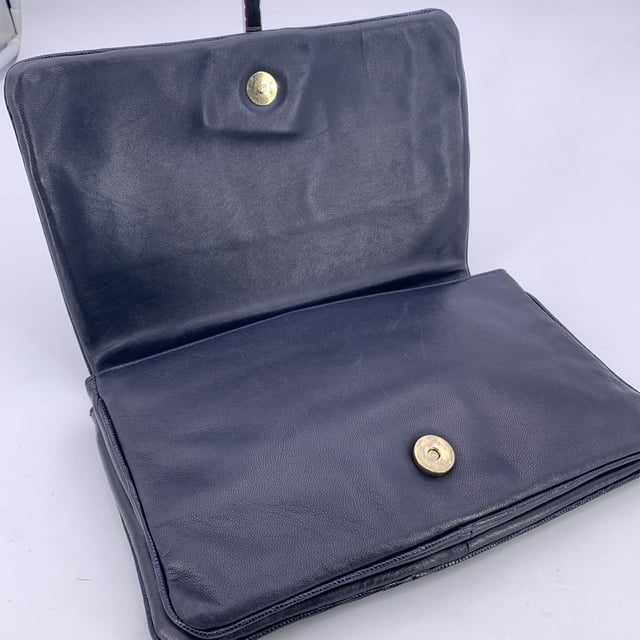 VINTAGE, RRP AS NEW
Bottega Veneta navy blue woven Intrecciato clutch bag. Flap with magnetic button closure on top. Tassel detailing on the front. Blue leather lining. 1 side zip pocket inside. 'Bottega Veneta - Made in Italy' engraved inside. ity certificate label inside. Condition Rating: B - VERY GOOD CONDITIONCondition Details: Gently used. Some normal wear of use on leather. Please check the photos carefully and ask if you need to know more details or if you have any doubts.Measurements (cm):Depth: 2.5Height: 16.5Length: 26.7Other Details: Dustbag? NoKeys? NoBox? No Measurments:  width: 25 mm length: 267 mm height: 165 mm