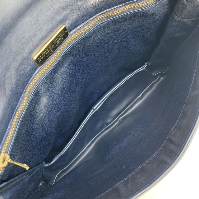 VINTAGE, RRP AS NEW
Bottega Veneta navy blue woven Intrecciato clutch bag. Flap with magnetic button closure on top. Tassel detailing on the front. Blue leather lining. 1 side zip pocket inside. 'Bottega Veneta - Made in Italy' engraved inside. ity certificate label inside. Condition Rating: B - VERY GOOD CONDITIONCondition Details: Gently used. Some normal wear of use on leather. Please check the photos carefully and ask if you need to know more details or if you have any doubts.Measurements (cm):Depth: 2.5Height: 16.5Length: 26.7Other Details: Dustbag? NoKeys? NoBox? No Measurments:  width: 25 mm length: 267 mm height: 165 mm