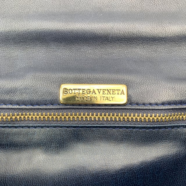 VINTAGE, RRP AS NEW
Bottega Veneta navy blue woven Intrecciato clutch bag. Flap with magnetic button closure on top. Tassel detailing on the front. Blue leather lining. 1 side zip pocket inside. 'Bottega Veneta - Made in Italy' engraved inside. ity certificate label inside. Condition Rating: B - VERY GOOD CONDITIONCondition Details: Gently used. Some normal wear of use on leather. Please check the photos carefully and ask if you need to know more details or if you have any doubts.Measurements (cm):Depth: 2.5Height: 16.5Length: 26.7Other Details: Dustbag? NoKeys? NoBox? No Measurments:  width: 25 mm length: 267 mm height: 165 mm