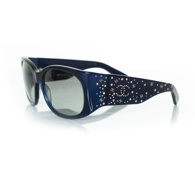VINTAGE, RRP AS NEW
Chanel, Blue sunglasses with CC rhinestone print. The item is in good condition and comes with case. 2 stones are missing. CONDITION: good condition

CODE: 5134

MEASUREMENTS: height lens 5 cm, width lens 6 cm, width frame 14 cm

MATERIAL: plastic

COLOR: blueMeasurments: