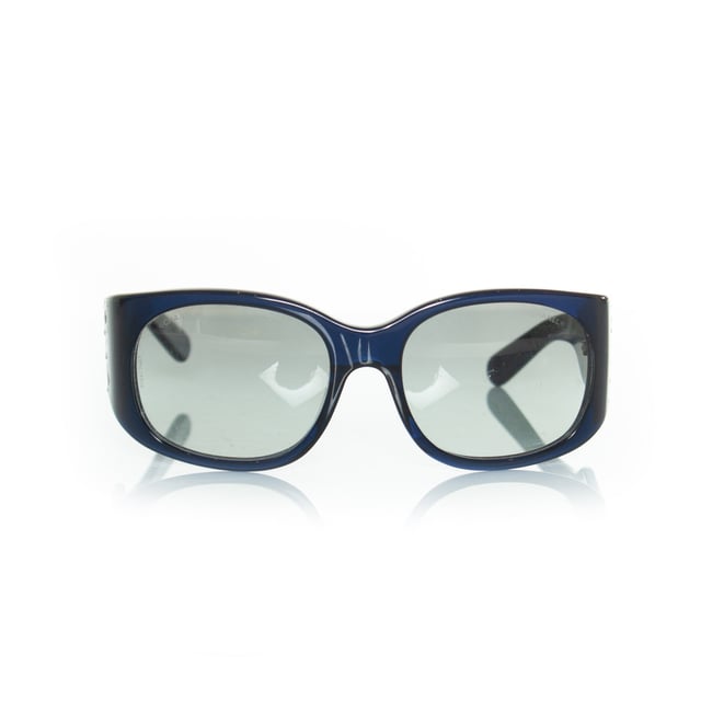 VINTAGE, RRP AS NEW
Chanel, Blue sunglasses with CC rhinestone print. The item is in good condition and comes with case. 2 stones are missing. CONDITION: good condition

CODE: 5134

MEASUREMENTS: height lens 5 cm, width lens 6 cm, width frame 14 cm

MATERIAL: plastic

COLOR: blueMeasurments:
