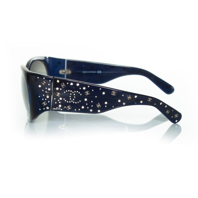 VINTAGE, RRP AS NEW
Chanel, Blue sunglasses with CC rhinestone print. The item is in good condition and comes with case. 2 stones are missing. CONDITION: good condition

CODE: 5134

MEASUREMENTS: height lens 5 cm, width lens 6 cm, width frame 14 cm

MATERIAL: plastic

COLOR: blueMeasurments: