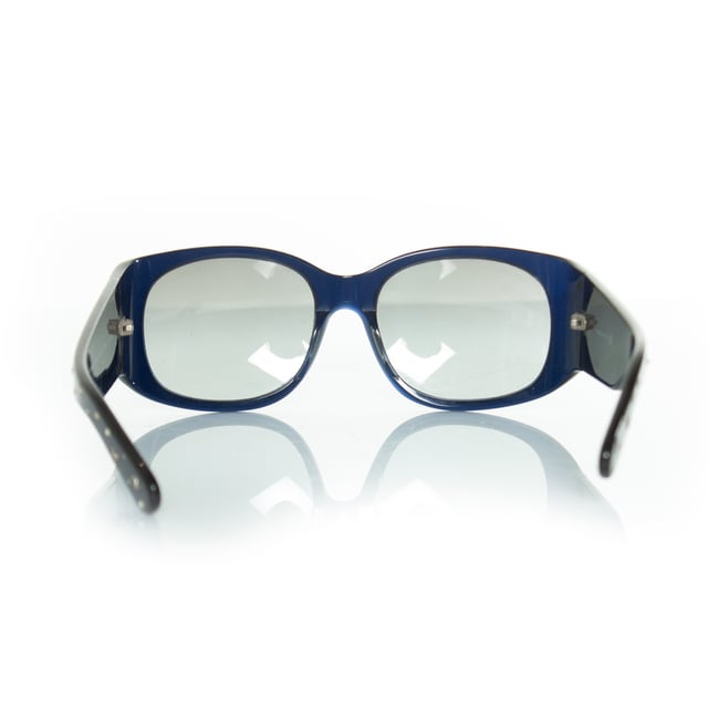 VINTAGE, RRP AS NEW
Chanel, Blue sunglasses with CC rhinestone print. The item is in good condition and comes with case. 2 stones are missing. CONDITION: good condition

CODE: 5134

MEASUREMENTS: height lens 5 cm, width lens 6 cm, width frame 14 cm

MATERIAL: plastic

COLOR: blueMeasurments: