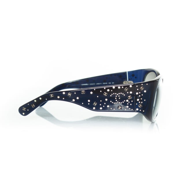 VINTAGE, RRP AS NEW
Chanel, Blue sunglasses with CC rhinestone print. The item is in good condition and comes with case. 2 stones are missing. CONDITION: good condition

CODE: 5134

MEASUREMENTS: height lens 5 cm, width lens 6 cm, width frame 14 cm

MATERIAL: plastic

COLOR: blueMeasurments: