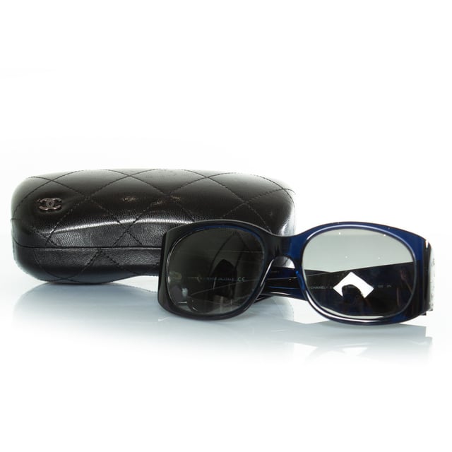 VINTAGE, RRP AS NEW
Chanel, Blue sunglasses with CC rhinestone print. The item is in good condition and comes with case. 2 stones are missing. CONDITION: good condition

CODE: 5134

MEASUREMENTS: height lens 5 cm, width lens 6 cm, width frame 14 cm

MATERIAL: plastic

COLOR: blueMeasurments: