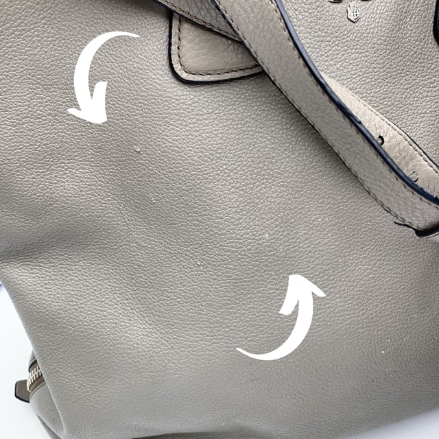 VINTAGE, UVP WIE NEU  
Schöne PRADA Tote-Bag aus strukturiertem Leder in Grau Taupe. Sie verfügt über doppelte, runde Obergriffe und einen verstellbaren sowie abnehmbaren Schultergurt. Auf der Vorderseite befindet sich die PRADA-Beschriftung in Silbermetall. Oberer Reißverschlussverschluss. 4 Fuß aus Metall am Boden. Die Tasche hat ein Hauptfach. Das Innere ist vollständig mit dem charakteristischen PRADA-Stoff ausgekleidet. 1 interne Reißverschlusstasche und 1 offene Tasche innen. Vier Metallfüße am Boden für Stil und Schutz. 'PRADA Milano'-Tag innen, kleines Etikett mit Zahlen in der Innenstasche. Zustand Bewertung: B - SEHR GUTER ZUSTAND  
Zustandsdetails: Einige kleine Kratzer (mit kleinen weißen Stellen) auf dem Leder aufgrund normaler Nutzung. Ein paar schwarze Flecken auf dem Leder durch normale Nutzung. Einige Gebrauchsspuren an den unteren Ecken. Einige leichte Kratzer auf der Oberfläche des Beschlags. Bitte überprüfen Sie die Fotos sorgfältig und fragen Sie, wenn Sie weitere Details benötigen oder zweifeln haben.  
Maße (cm):  
Tiefe: 15,2  
Höhe: 34,3  
Länge: 36,8  
Weitere Details: Staubbeutel? Ja  
Schlüssel? Nein  
Box? Nein  
Maße: Breite: 152 mm, Länge: 368 mm, Höhe: 343 mm