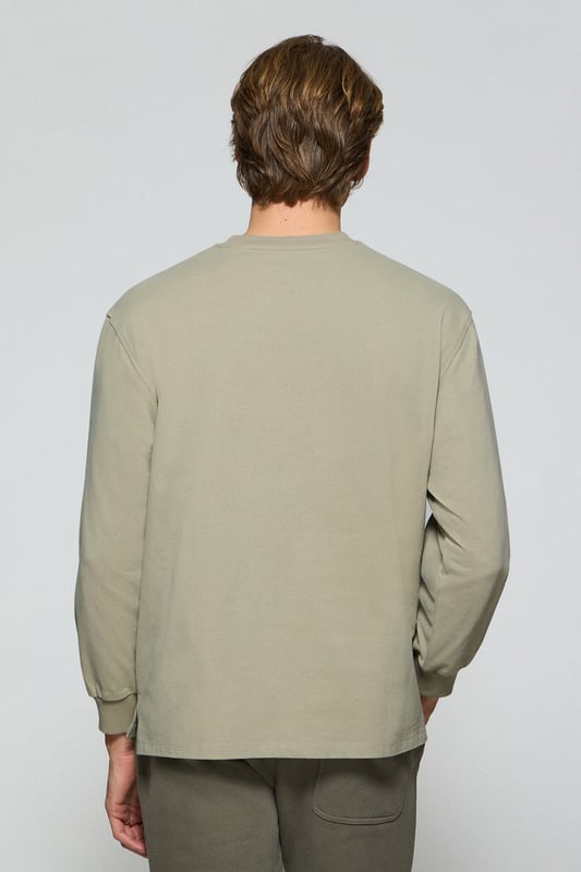 Dieses langärmlige Herren-T-Shirt in stilvollem und zeitlosem Design ist aus robuster Baumwolle gefertigt und bietet Langlebigkeit und Komfort. Der Rundhalsausschnitt und die Ärmelbündchen sind gerippt und sorgen für einen guten Sitz. Die beiden seitlichen Schlitze sorgen für mehr Bewegungsfreiheit. Die mit Logo versehenen farblich abgestimmten Nahtbänder an der Krageninnenseite ist Ausdruck liebevoller Detailarbeit. Der Stoffaufnäher aus Twill mit gummiertem Polo Club Logo auf der Brust verleiht ihm eine besondere Note.