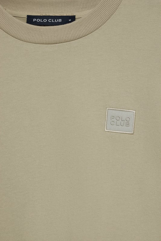 Dieses langärmlige Herren-T-Shirt in stilvollem und zeitlosem Design ist aus robuster Baumwolle gefertigt und bietet Langlebigkeit und Komfort. Der Rundhalsausschnitt und die Ärmelbündchen sind gerippt und sorgen für einen guten Sitz. Die beiden seitlichen Schlitze sorgen für mehr Bewegungsfreiheit. Die mit Logo versehenen farblich abgestimmten Nahtbänder an der Krageninnenseite ist Ausdruck liebevoller Detailarbeit. Der Stoffaufnäher aus Twill mit gummiertem Polo Club Logo auf der Brust verleiht ihm eine besondere Note.