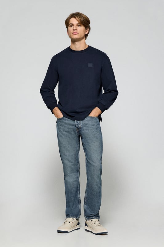Dieses langärmlige Herren-T-Shirt in stilvollem und zeitlosem Design ist aus robuster Baumwolle gefertigt und bietet Langlebigkeit und Komfort. Der Rundhalsausschnitt und die Ärmelbündchen sind gerippt und sorgen für einen guten Sitz. Die beiden seitlichen Schlitze sorgen für mehr Bewegungsfreiheit. Die mit Logo versehenen farblich abgestimmten Nahtbänder an der Krageninnenseite ist Ausdruck liebevoller Detailarbeit. Der Stoffaufnäher aus Twill mit gummiertem Polo Club Logo auf der Brust verleiht ihm eine besondere Note.