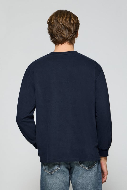 Dieses langärmlige Herren-T-Shirt in stilvollem und zeitlosem Design ist aus robuster Baumwolle gefertigt und bietet Langlebigkeit und Komfort. Der Rundhalsausschnitt und die Ärmelbündchen sind gerippt und sorgen für einen guten Sitz. Die beiden seitlichen Schlitze sorgen für mehr Bewegungsfreiheit. Die mit Logo versehenen farblich abgestimmten Nahtbänder an der Krageninnenseite ist Ausdruck liebevoller Detailarbeit. Der Stoffaufnäher aus Twill mit gummiertem Polo Club Logo auf der Brust verleiht ihm eine besondere Note.